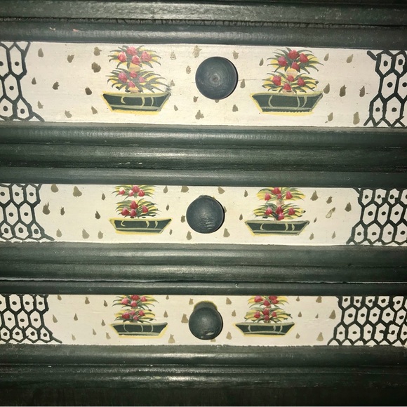 VINTAGE SMALL DECORATIVE HUTCH - Picture 12 of 13